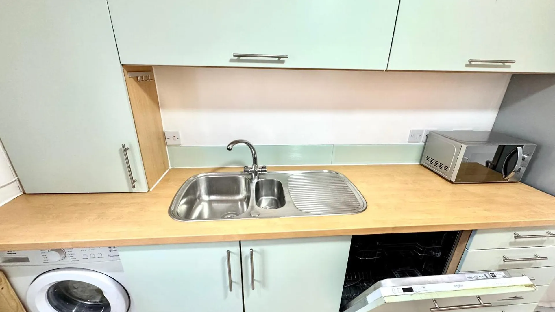 2 Bed, 2 Bath, Ground Floor Whole Apartment With Parking, Near Central London & Stratford, Close To Station, Zone 2