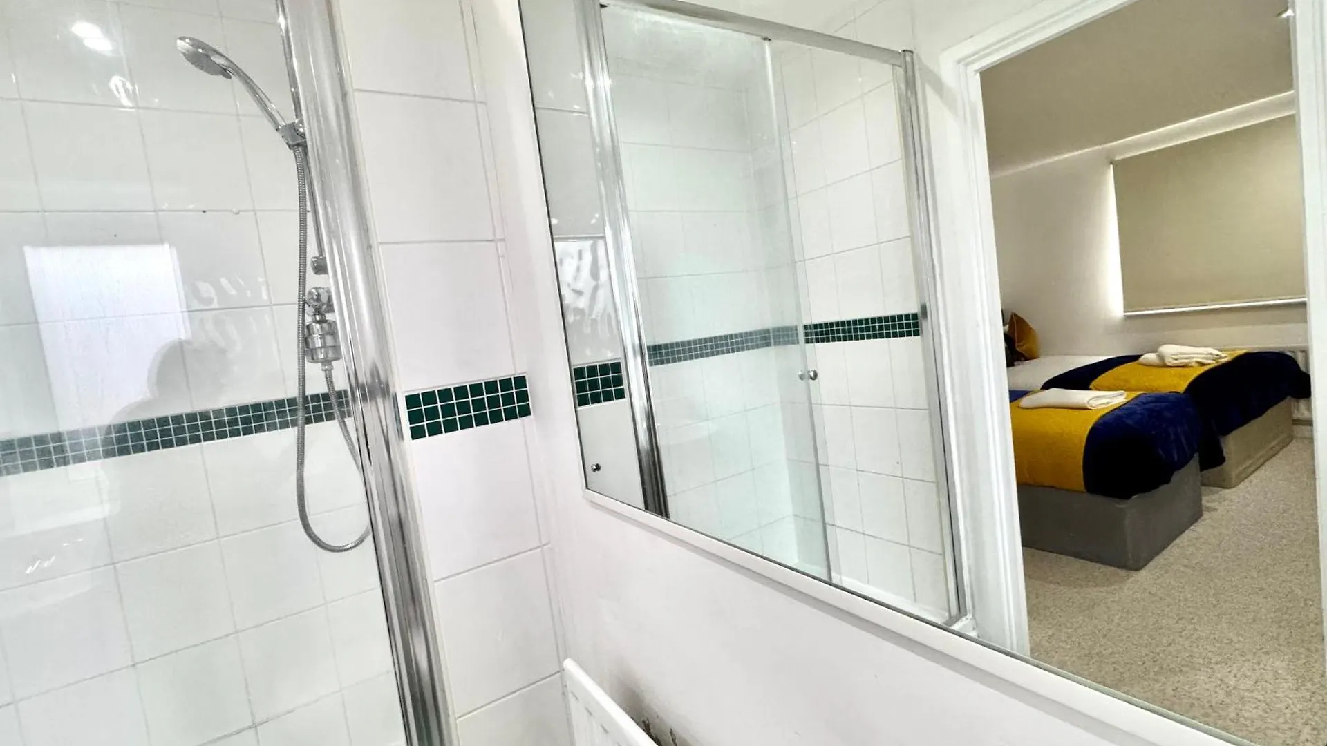 2 Bed, 2 Bath, Ground Floor Whole Apartment With Parking, Near Central London & Stratford, Close To Station, Zone 2 0*,