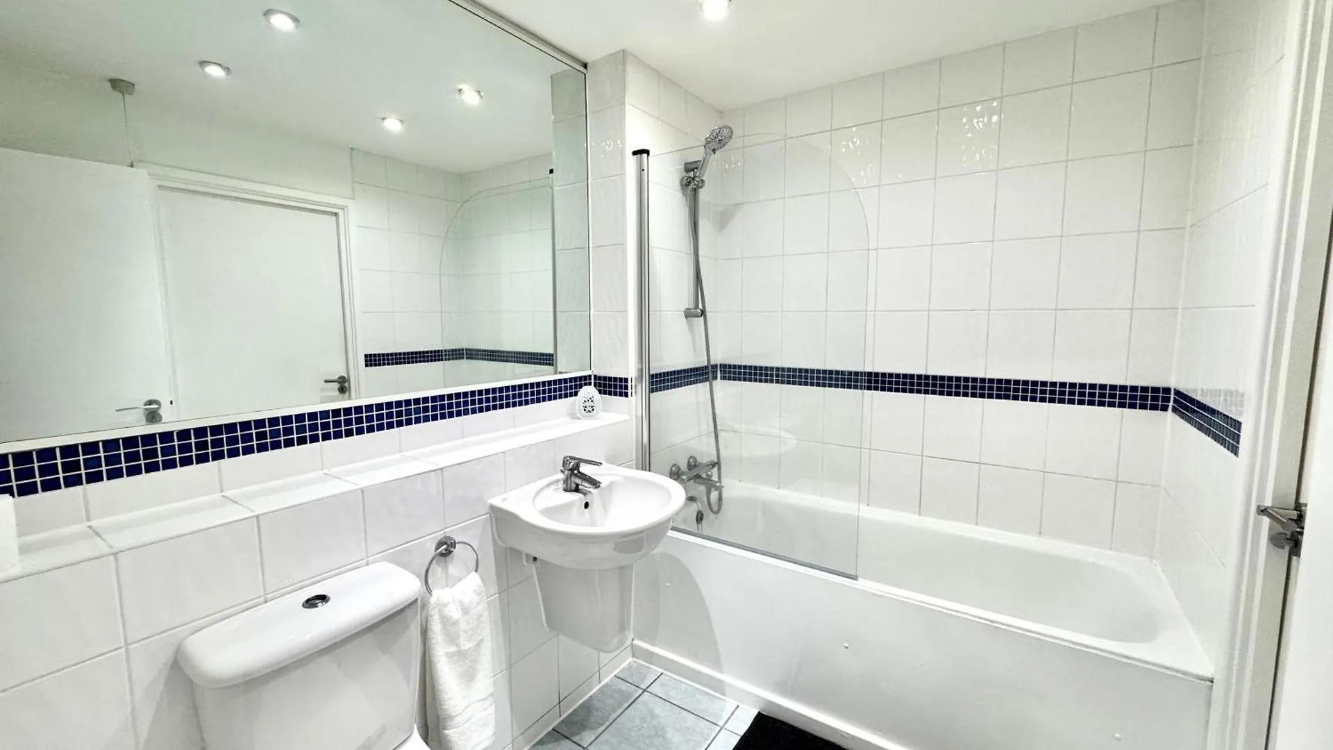 2 Bed, 2 Bath, Ground Floor Whole Apartment With Parking, Near Central London & Stratford, Close To Station, Zone 2