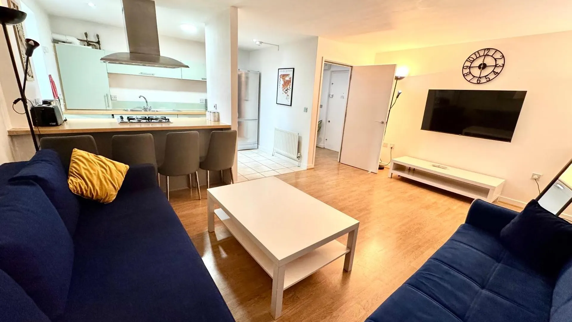 2 Bed, 2 Bath, Ground Floor Whole Apartment With Parking, Near Central London & Stratford, Close To Station, Zone 2