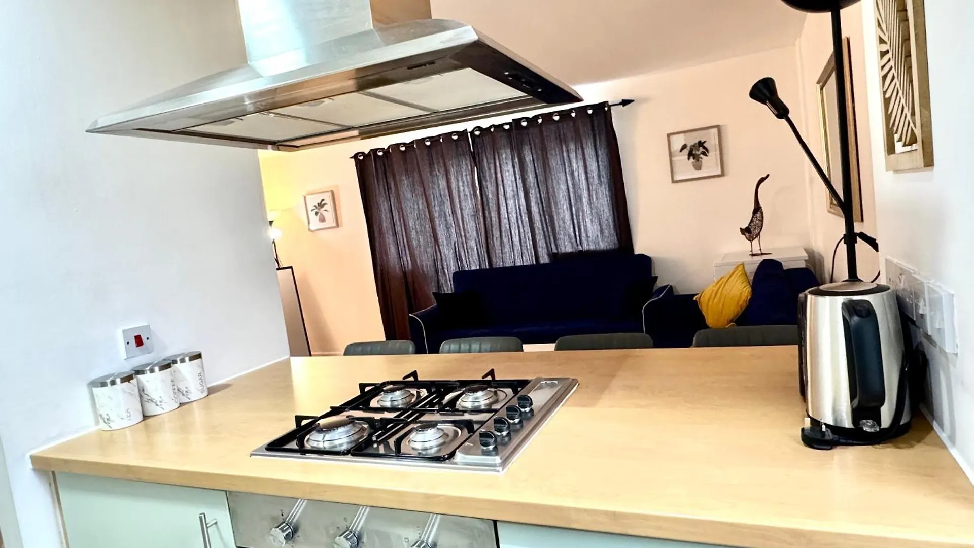 2 Bed, 2 Bath, Ground Floor Whole Apartment With Parking, Near Central London & Stratford, Close To Station, Zone 2 0*,