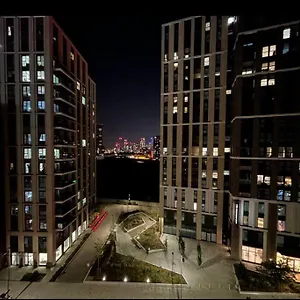 2 Bed Close To Station With Parking Apartment