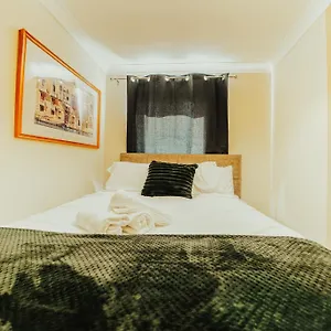 Luxury Riverview Apartment: Excel & Canary Wharf Proximity Apartment