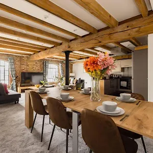 Wild Roses Serviced - Excel Warehouse 2 Apartment