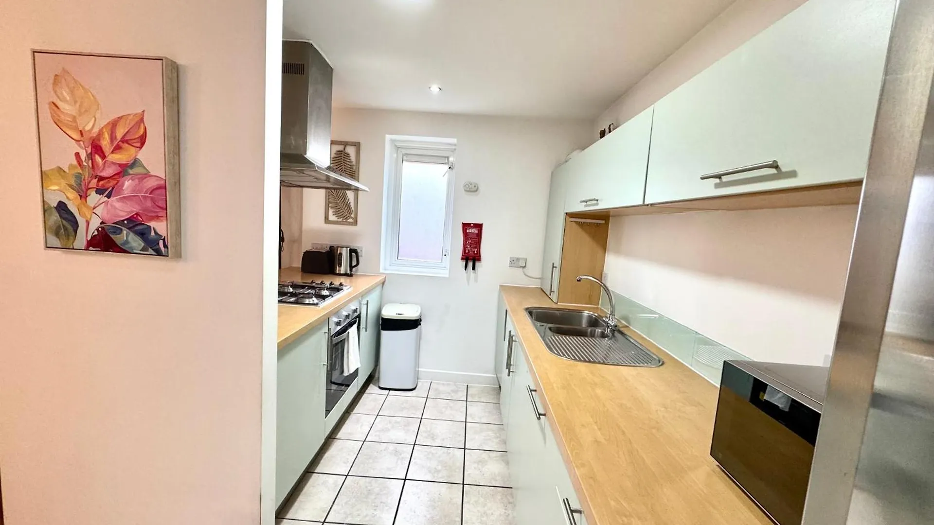 2 Bed, 2 Bath, Ground Floor Whole Apartment With Parking, Near Central London & Stratford, Close To Station, Zone 2